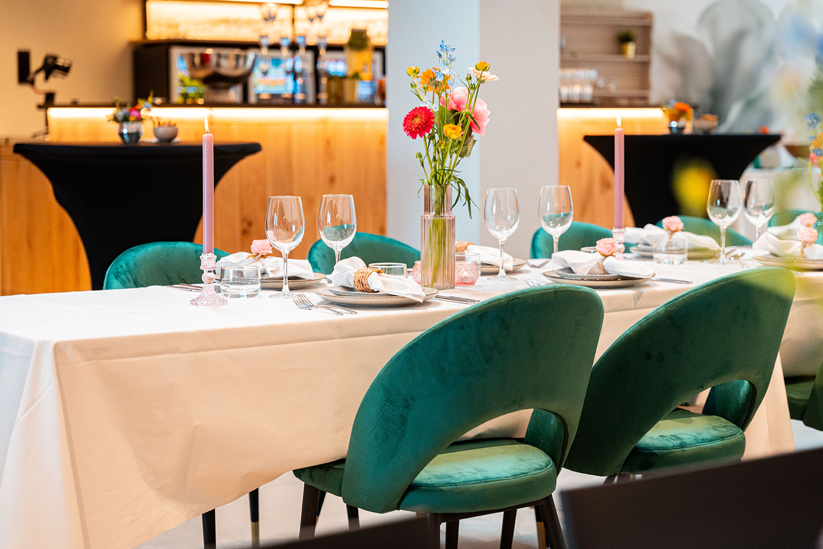 Tafelopstelling met smaragdgroene stoelen in Ster Events